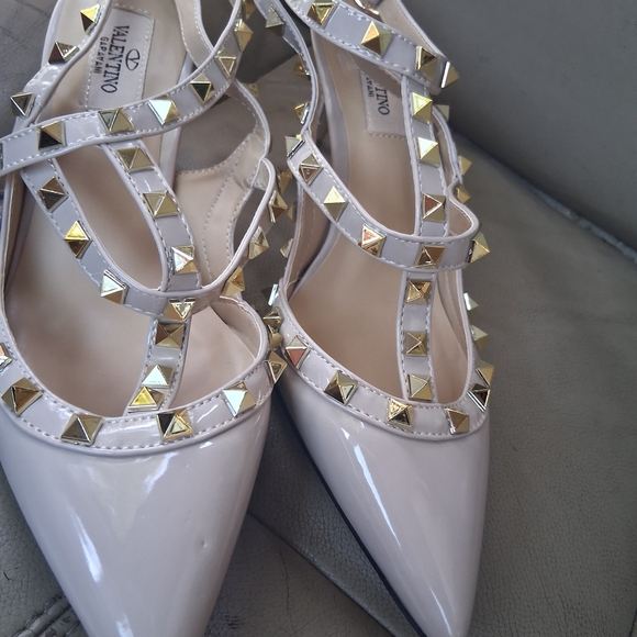 Valentino Garavani Pale Pink Rockstud Leather Heels - Picture 2 of 3